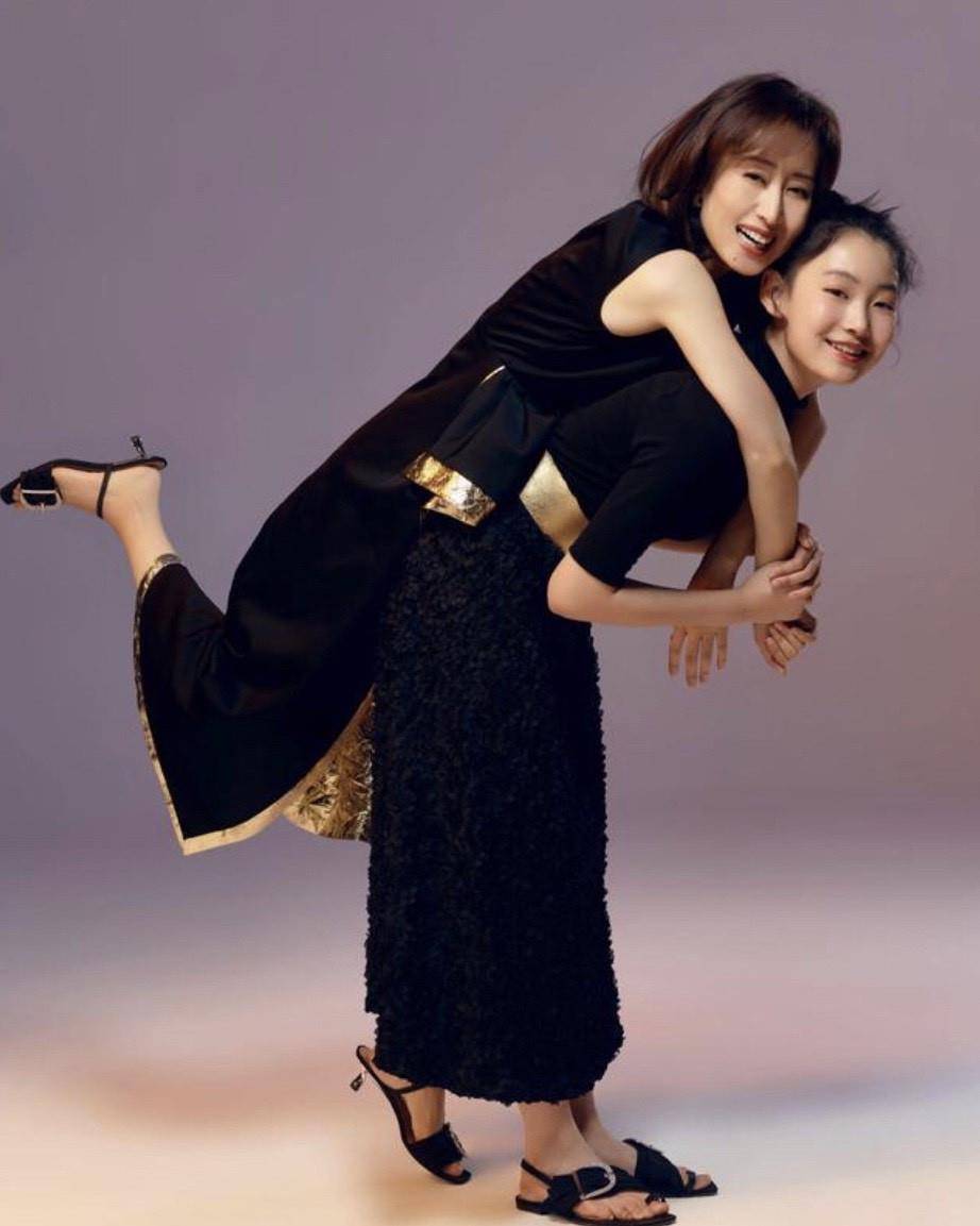 刘敏涛近日与女儿合体拍大片笑容灿烂尽显温柔