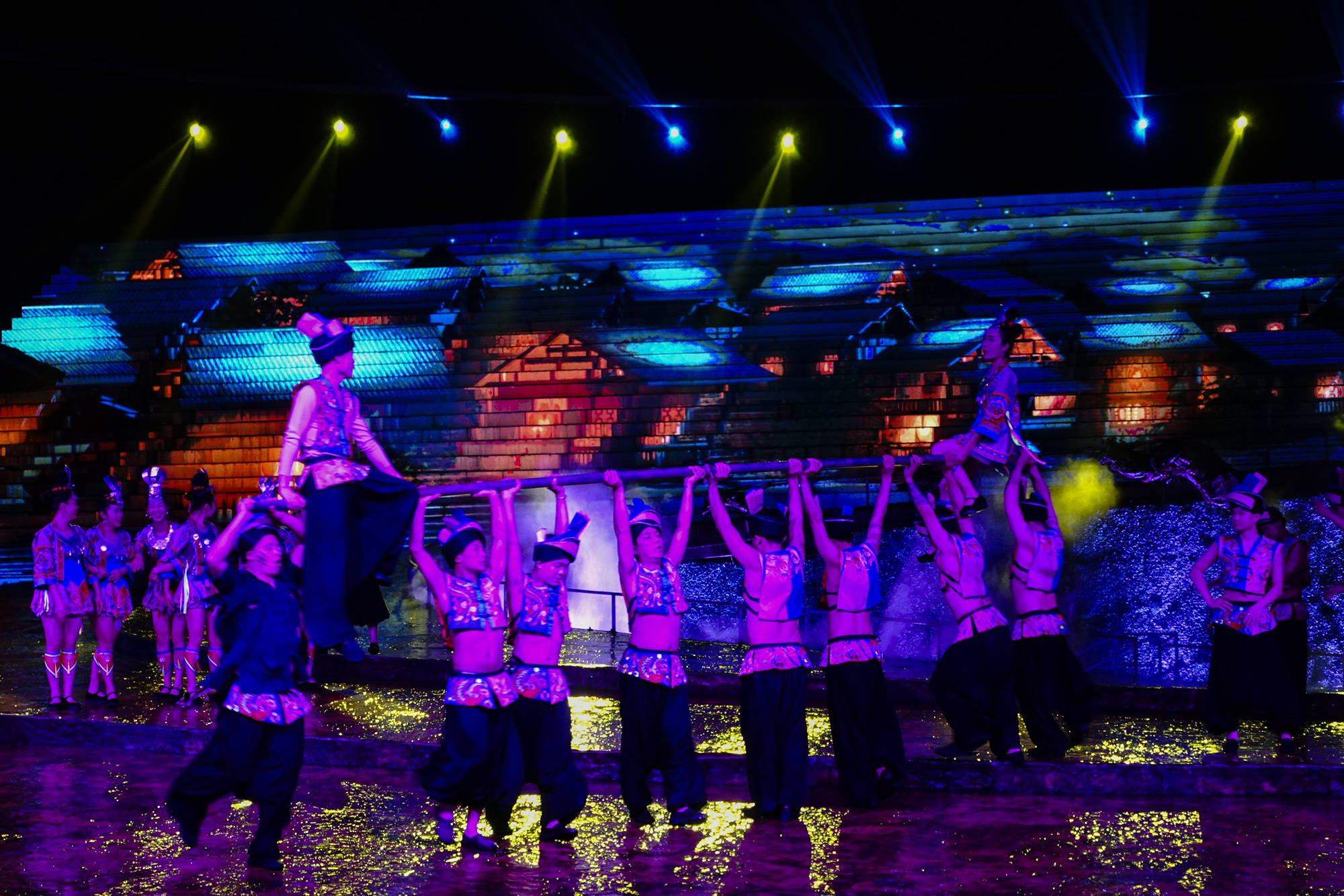 广西小县城竟然建了一座鸟巢,不比北京鸟巢逊色,还是吉尼斯之最_表演