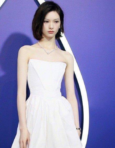 邱天的这身材太惊艳了邱天不仅有着170高挑的身高,还有着一张清冷气质