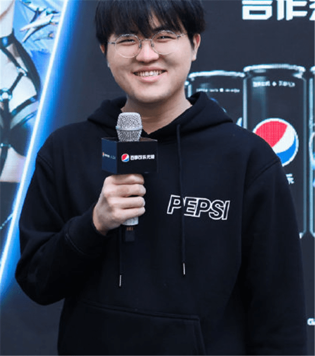 rng队员挂机4打5都能赢?退役队员姿态:就算他们2人挂机也碾压