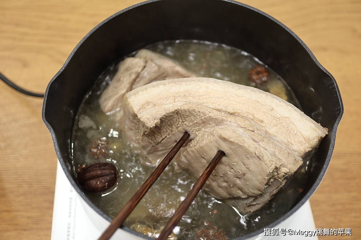 原创
巧妈妈精心搭配高考营养晚餐,4菜1粥,蒜泥白肉开胃解馋
--【蒜泥白肉】----【红枣小米汤】----【猪肉三丁】----【西红柿炒鸡蛋】----【花椒炝炒娃娃菜】
