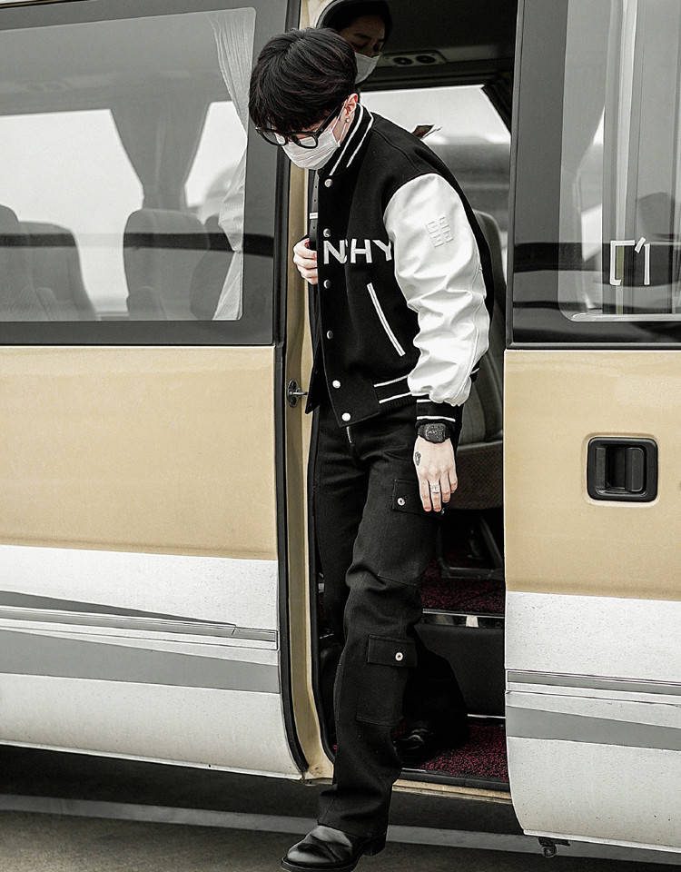 而范丞丞非常聪明地搭配了一双黑色皮鞋,瞬间摆脱了造型单调与沉闷感