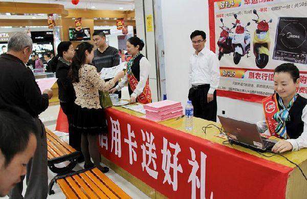 为什么银行的人,天天追着你办信用卡?