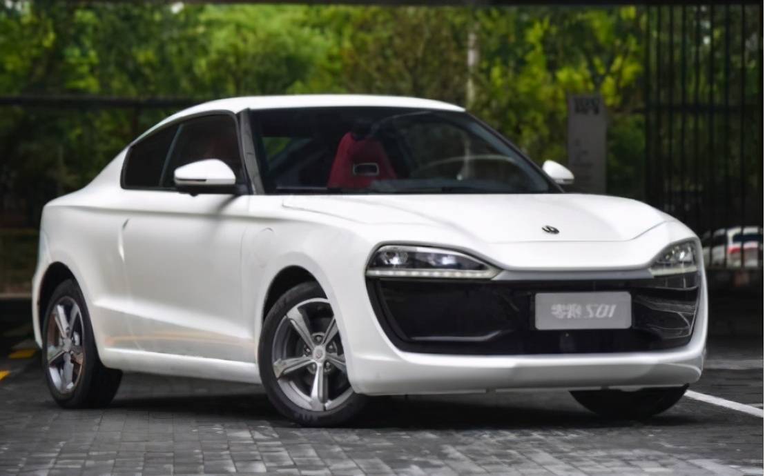 零跑s01外观设计特色主要体现在一体化前脸设计,飞鱼式腰线设计,无框