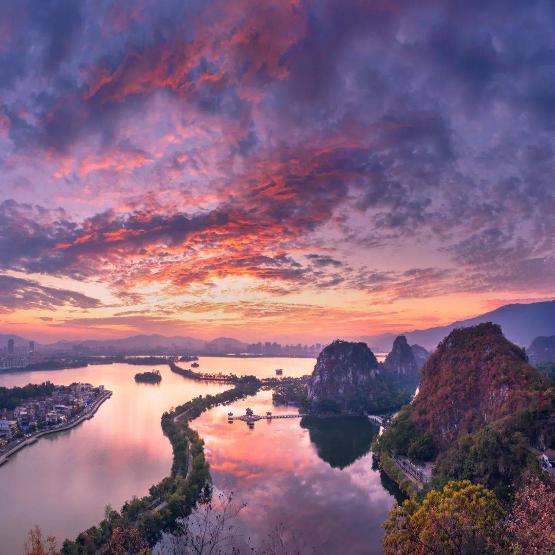 广东肇庆七星岩晚霞宛如天空之镜城市中的喀斯特山水小桂林