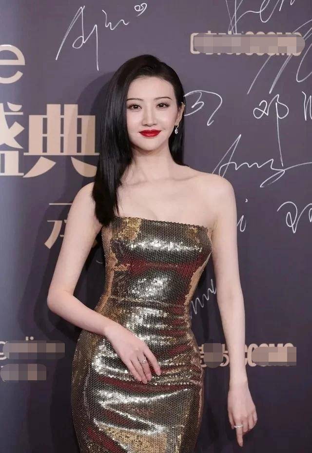 景甜才是"蛇精身材",穿金色裹身裙身材玲珑有致,优雅又性感