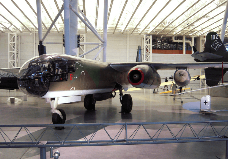 黑科技的代表德军ar234闪电喷气式轰炸机差点逆天改命