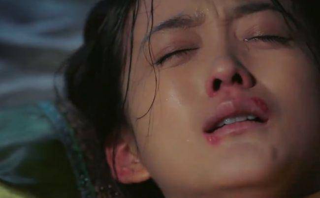 如懿传原著中白蕊姬产下怪胎后月信淋漓不尽被皇帝赐白绫