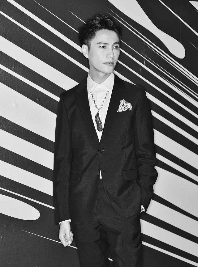 陈尊佑深夜晒祖孙合照单眼皮小伙蜕变成男神母亲节略显孤单