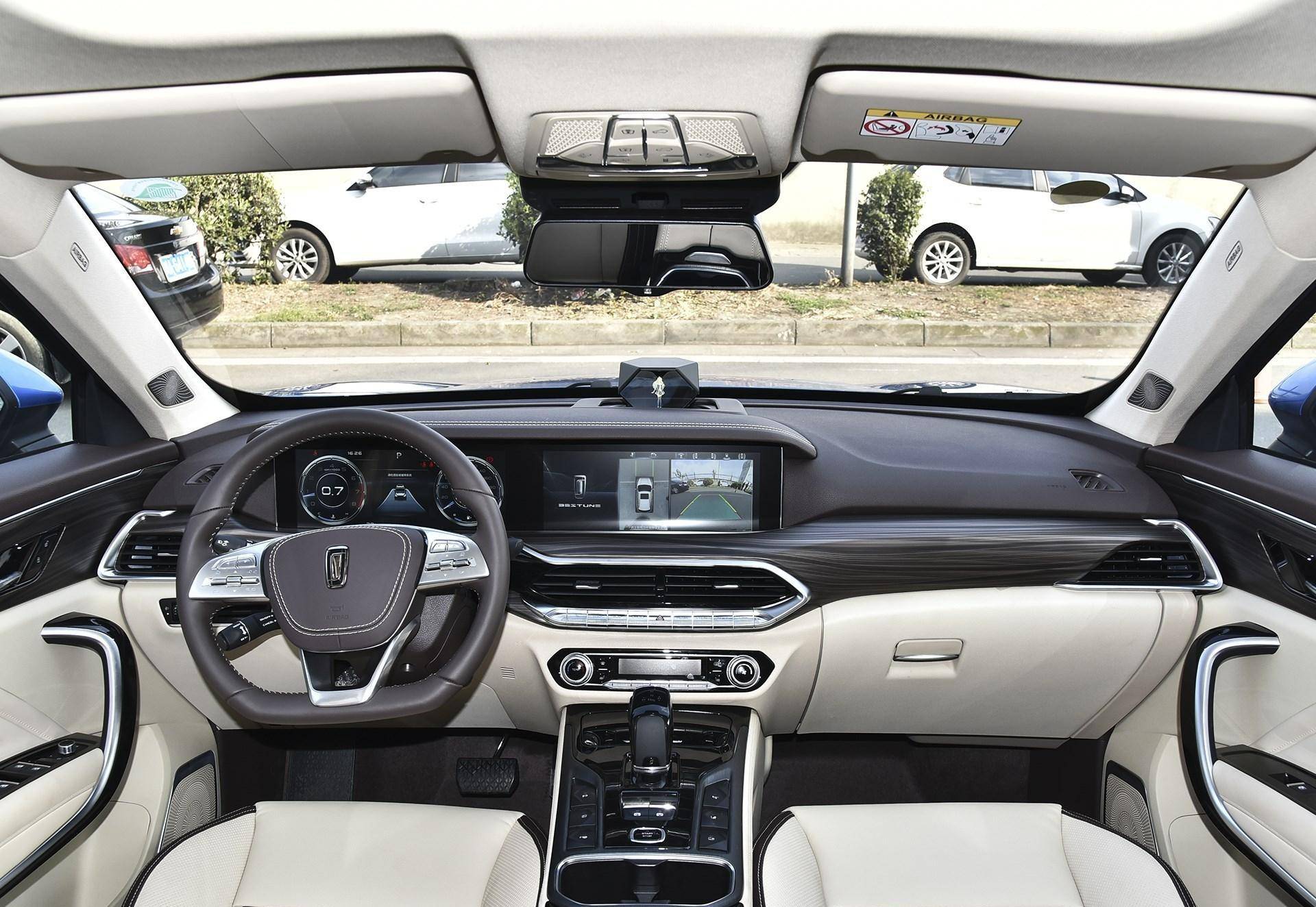 除了随啸而过的奔腾t77 pro技术精湛的内饰外,充满技术感的精致内饰也