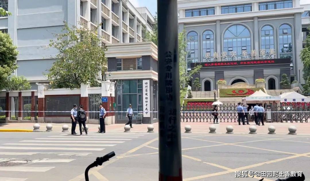 警方通报成都四十九中学生坠亡当地称坠亡中学生家长早看过监控