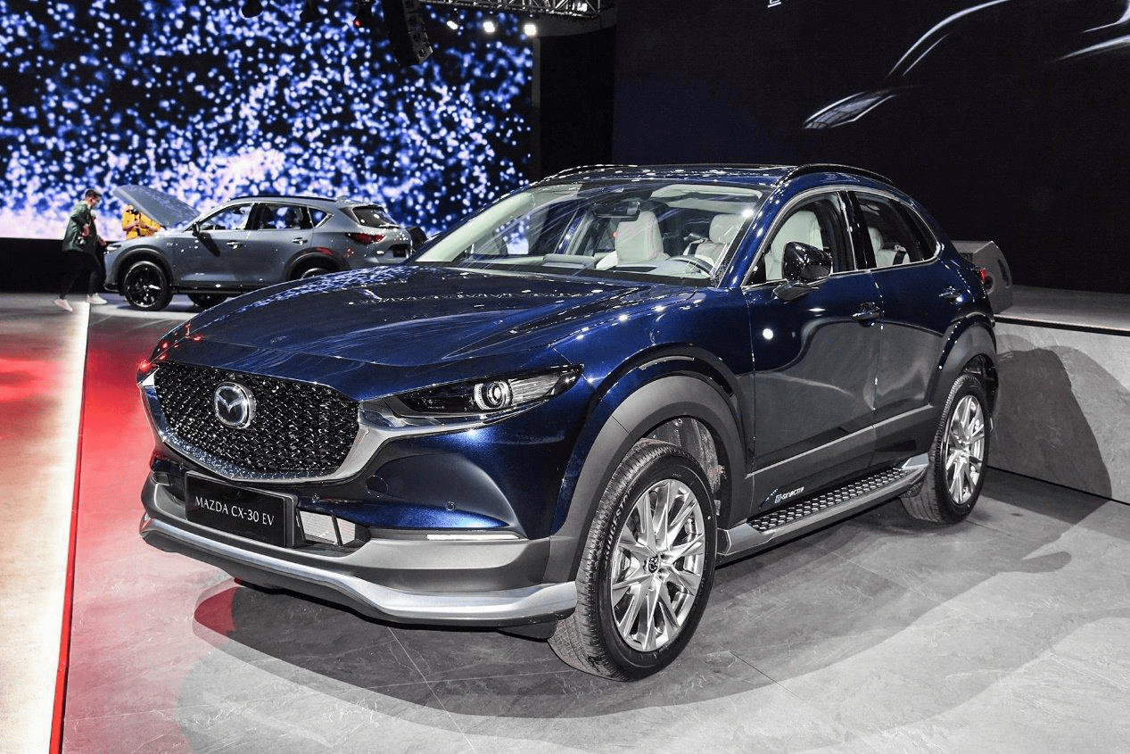 内增高排行_张曼玉穿“大红”连衣裙真耀眼,搭配内增高休闲鞋,随性却很气质