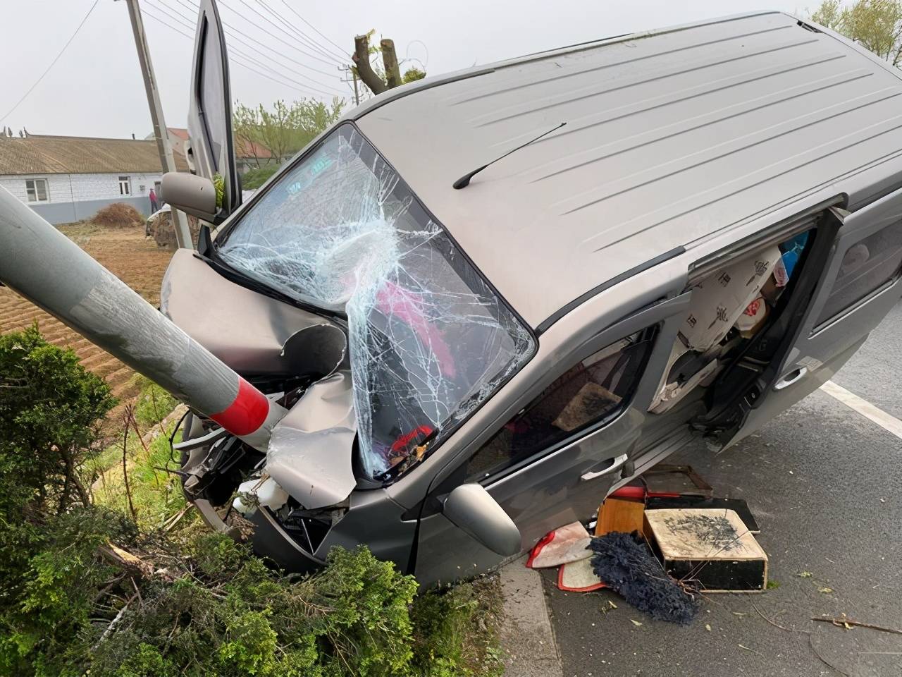 位于201国道大连至庄河路段前肖泊附近,一辆小型面包车与道路旁路灯杆