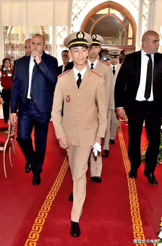18岁非洲王子哈桑拥有价值4亿私人飞机哈里握手要上前一步