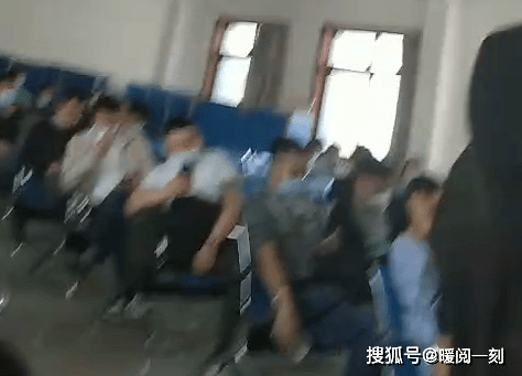 怎么拿钱拍照 cafee6d49d934f0680cbe8a55863f157.png