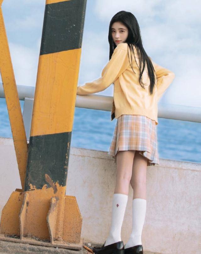 鞠婧祎能有一米五看她与女学生同台表演时身高对比太真实