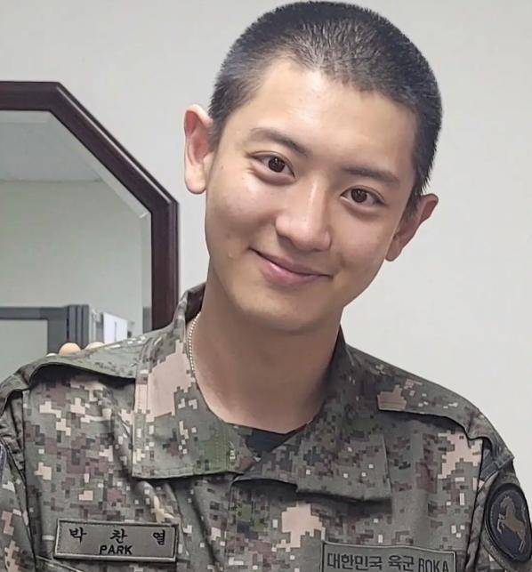 曝exo成员接连入伍朴灿烈照片流出样子略显疲惫痘痘变多了