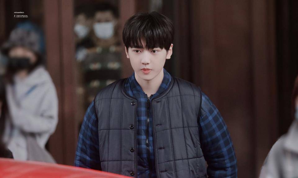 原创angelababy扮农村孕妇挺大肚奔跑,双手姿势抢镜,孕妈看了辛酸