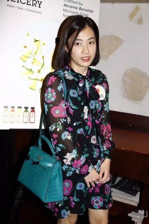 甘比穿一袭花裙子现身,把同框的徐濠萦比下去了,气质显胜不少