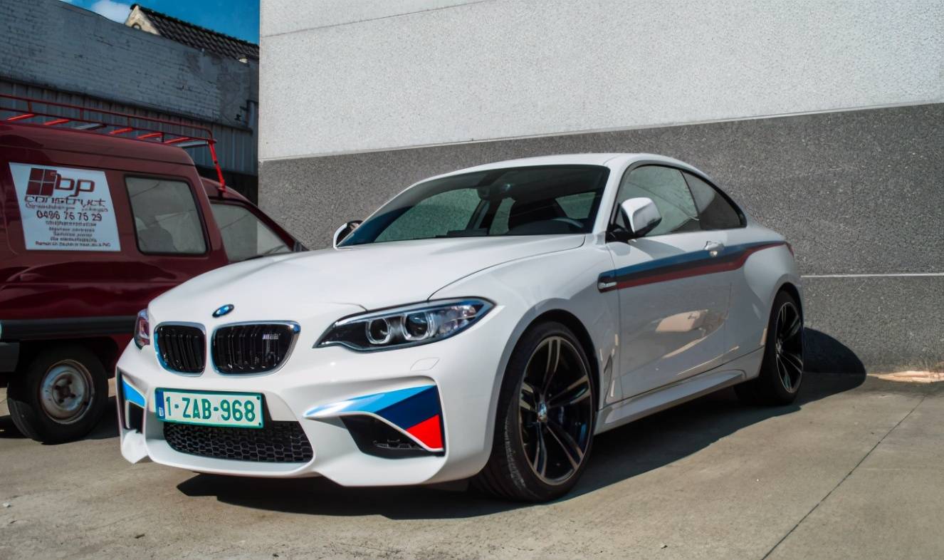 宝马车进气格栅三色彩条有何含义一文解析