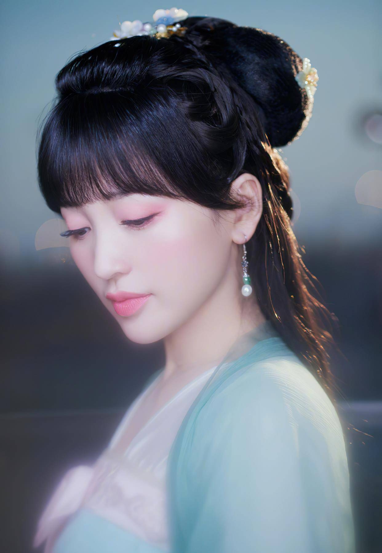 以往金莎在《神话》中穿古装的形象足够美艳精致,是心中的白月光,时隔