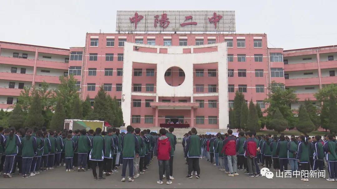 5月11日,县公安局组织民警和彩虹禁毒社工在中阳二中开展禁毒教育与