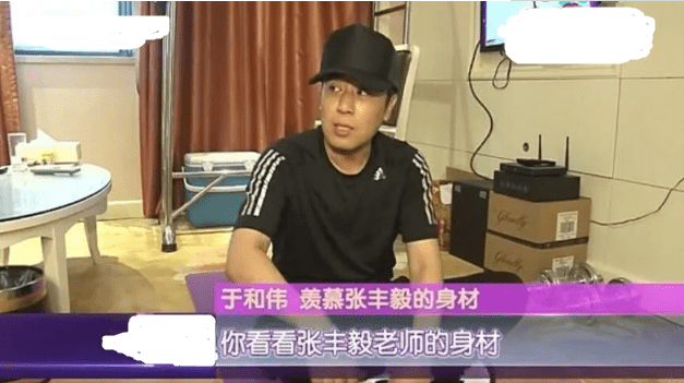 张丰毅与李若彤晒健身合照,皮肤色差明显