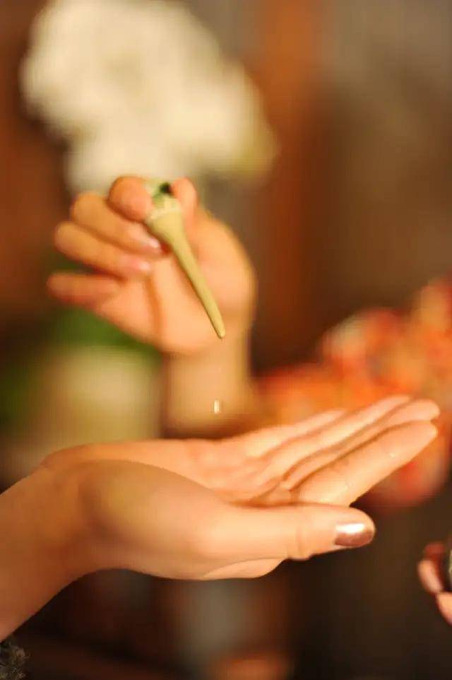 夏芳校长芳疗公开课传递芳香疗法的前提是先疗愈自己