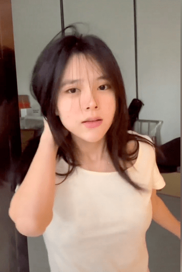 原创网红小霸宠直播又胡乱敷面膜眼睛和嘴巴都糊上