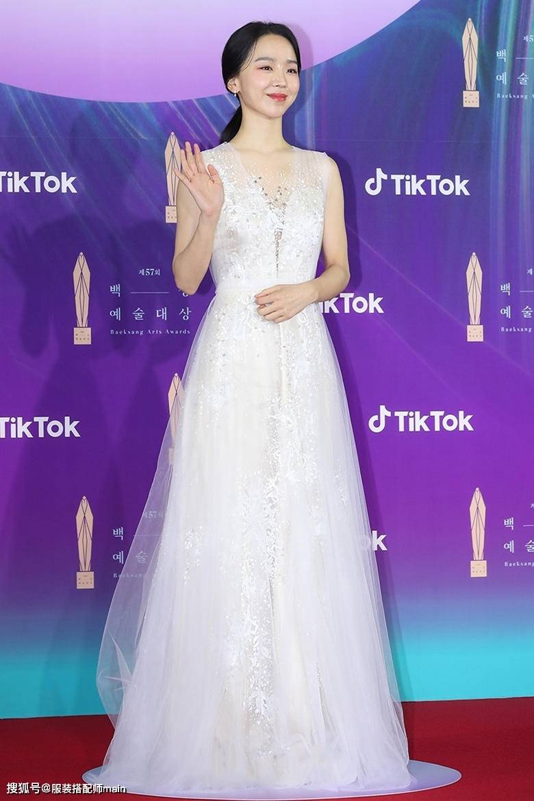 百想艺术大赏:视后金素妍露肩裙艳压红毯,秀晶冷脸依旧美_礼服