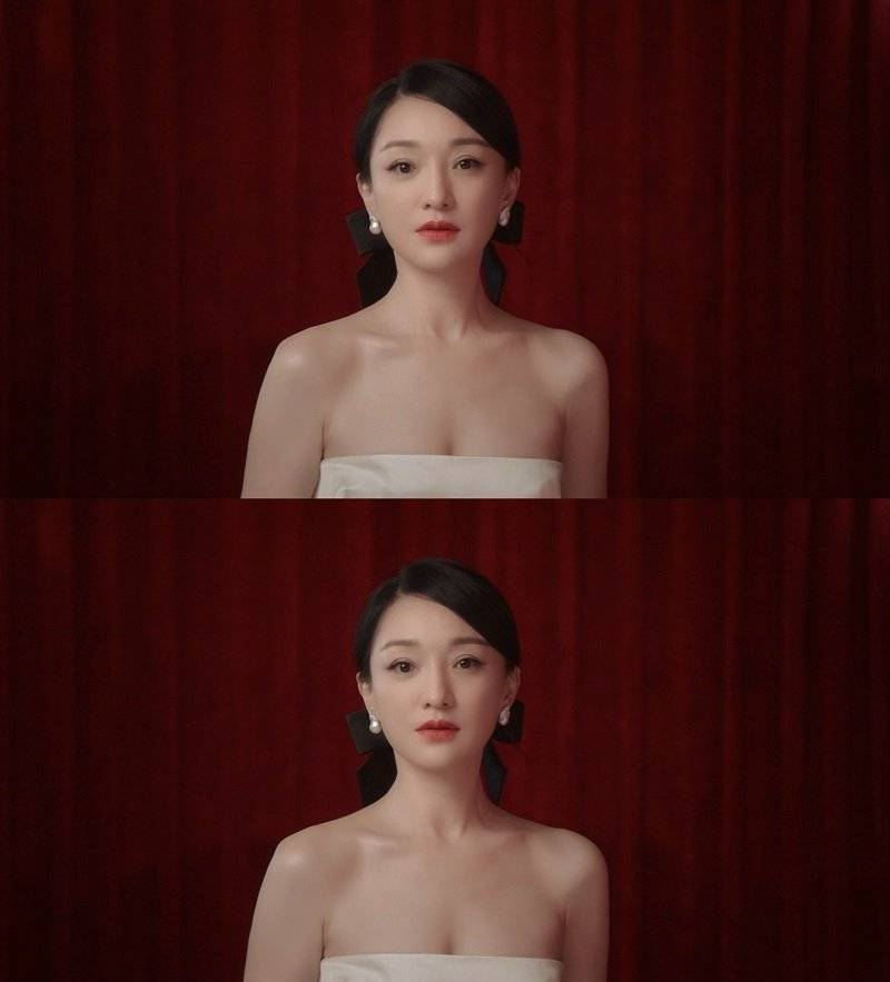 周迅穿抹胸裙拍广告妩媚撩人 气质灵动表情超俏皮