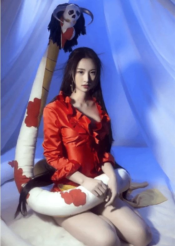 原创海贼王女帝的绝美cos照姿势妩媚蛮腰抢镜高难度动作险走光