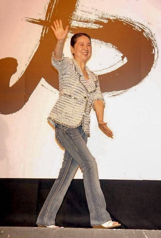 林凤娇奔七年纪仍优雅,穿着质朴却很高级,白嫩的皮肤更让人羡慕