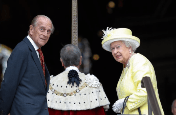 英女王有5000顶帽子 凯特模仿戴安娜的帽子 俩公主的帽子真尴尬 礼帽