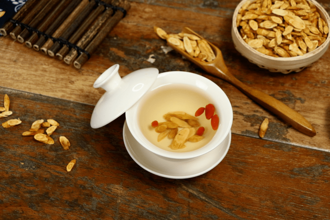 黄芪泡水喝,一次放多少功效最好?怎么喝不上火?