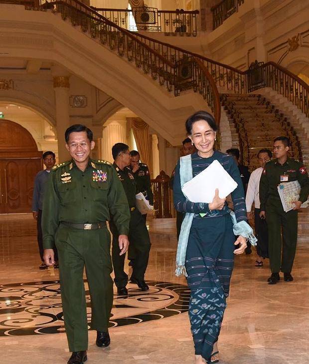 原创缅甸选美皇后:为了国家和民族我只好脱掉高跟鞋扛起步枪