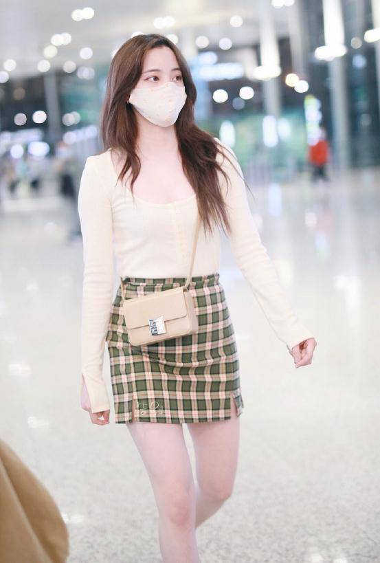 欧阳娜娜身材大变 e3c7bb42713f43b6a148a2d17b25ba14.jpeg