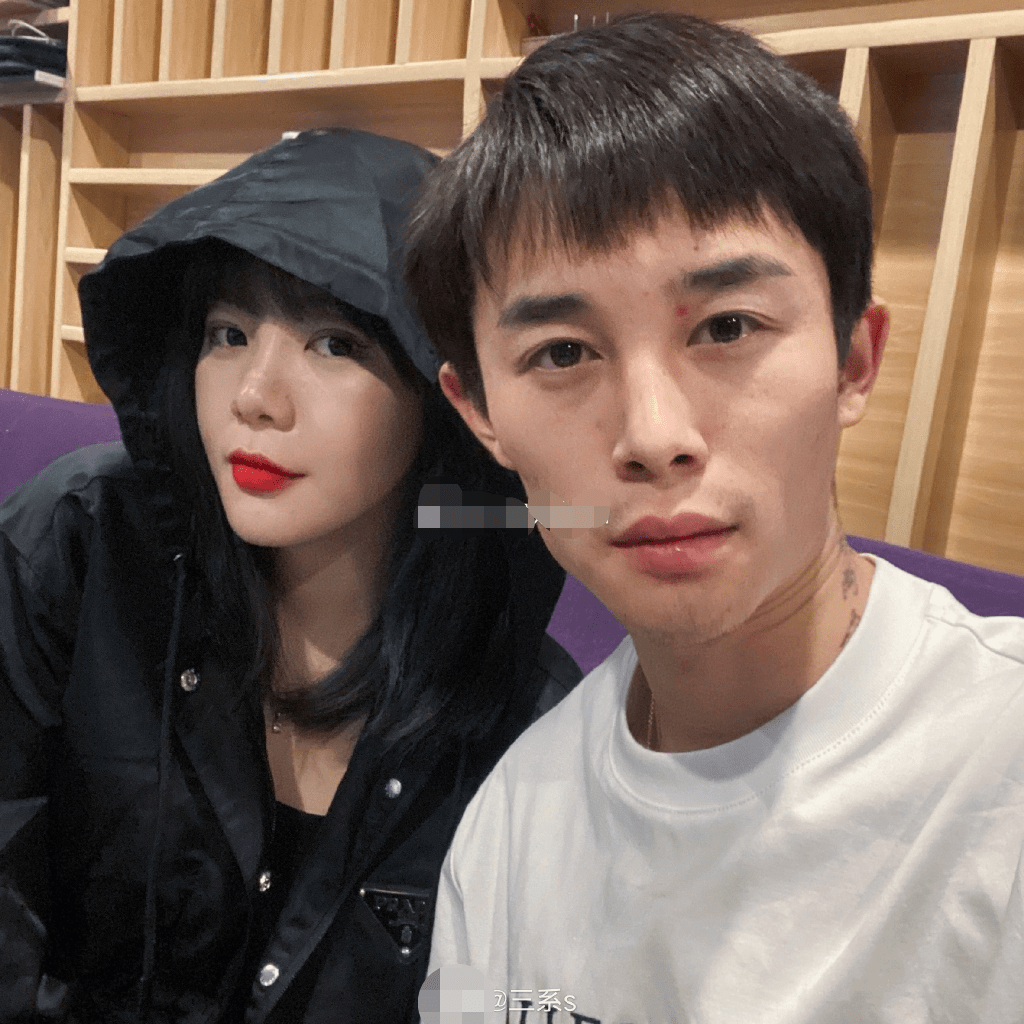 立马也火速发了一张图,声称自己"和半阳没有除了工作以外的任何关系"