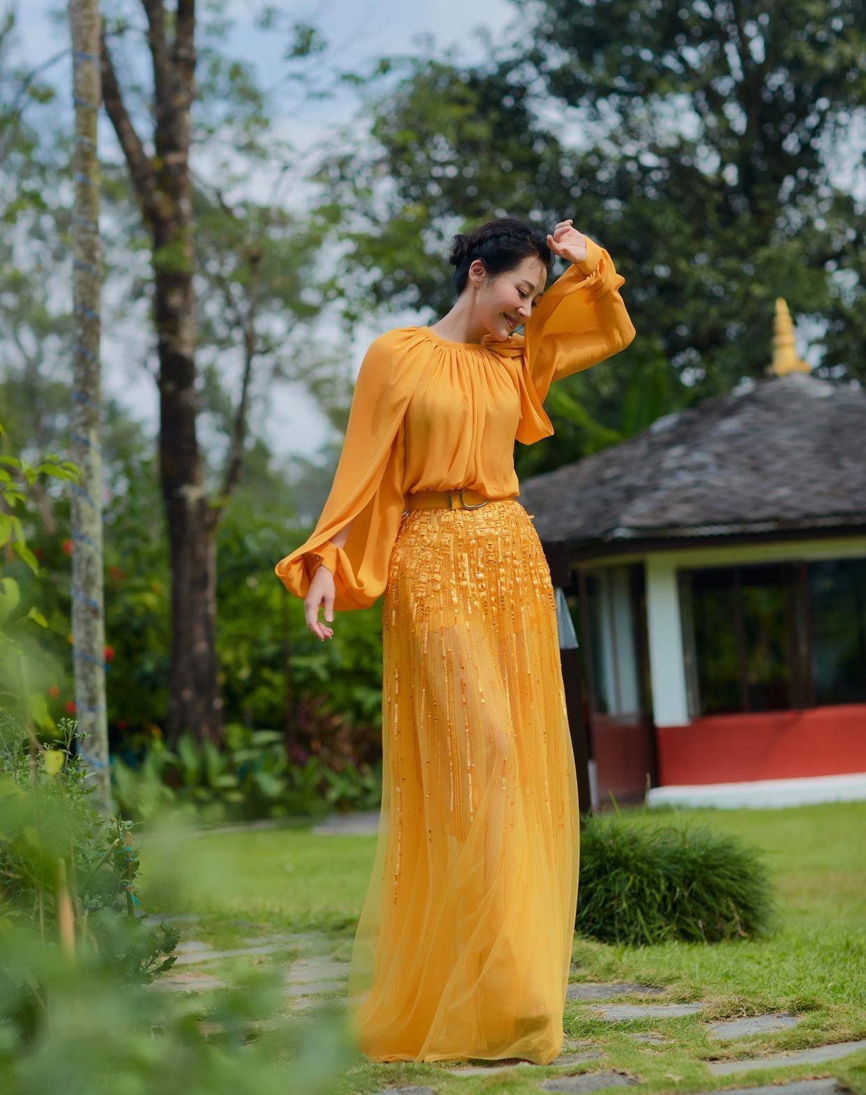 原创许晴真的会有50岁穿黄色连衣裙似少女一般个人保养做得太好了