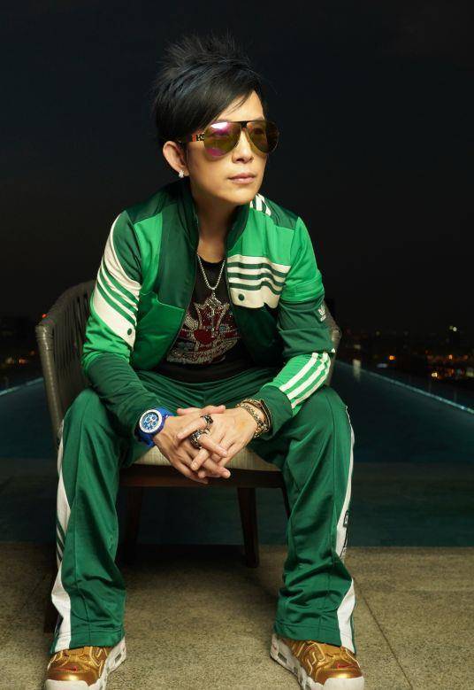 歌手潘美辰晒搞怪照满脸胡子认不出曾与同性亲吻52岁仍单身