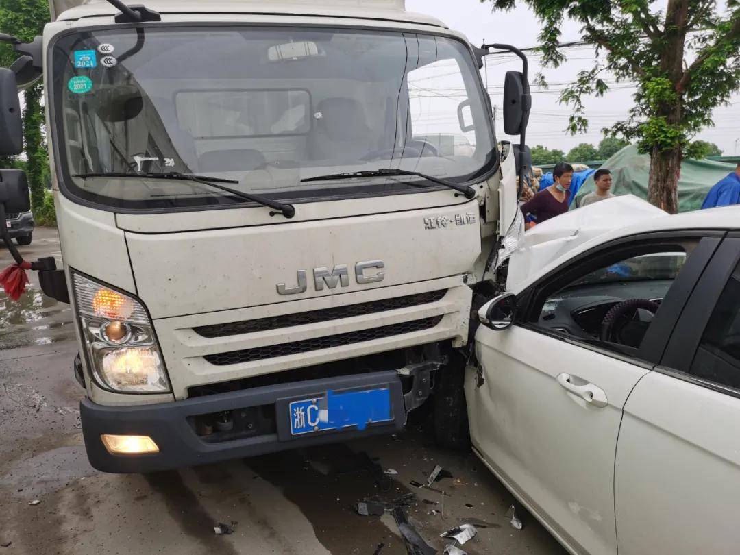 乐清街头两车相撞!现场一片狼藉