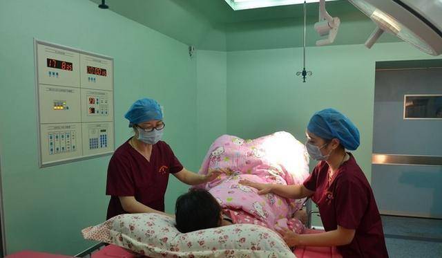 产妇进产房前,偷偷塞给医生一张纸条,医生看完忍不住偷偷抹泪_生产