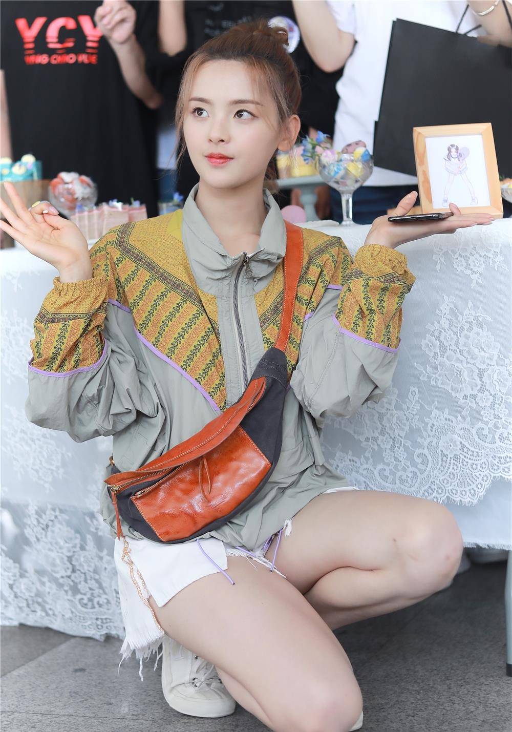 杨超越衣品越来越好穿冲锋衣配牛仔短裤甜到炸瞬间腿长1米8