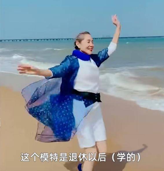 70岁武汉奶奶登台走秀
9年！她穿婚纱走T台，还曾