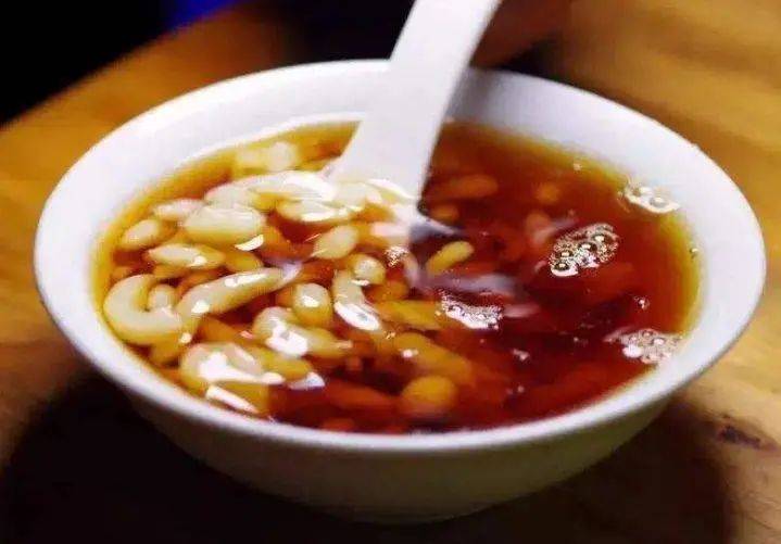 到了盛夏,来上一碗清凉解暑的酸角汤,将酸角剥壳后放入锅中,加入红糖