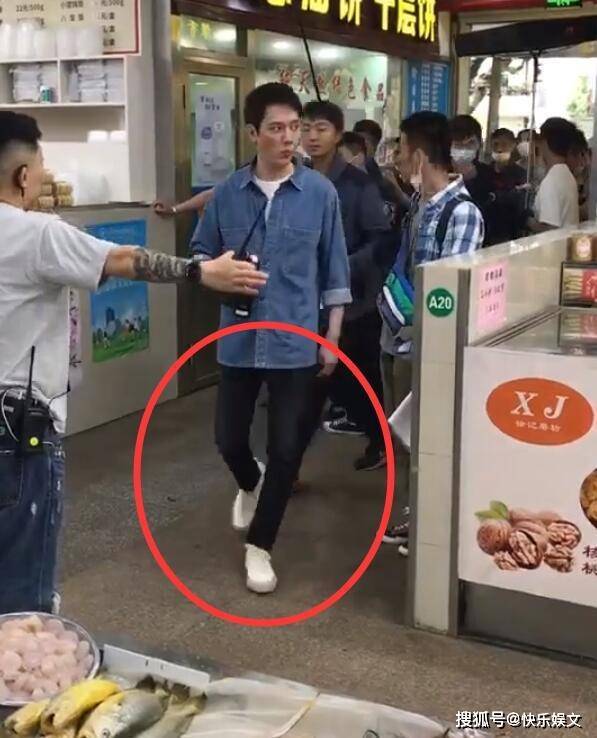 原创冯绍峰离婚后心情大好身体暴瘦似患病曾自曝手臂天生细条