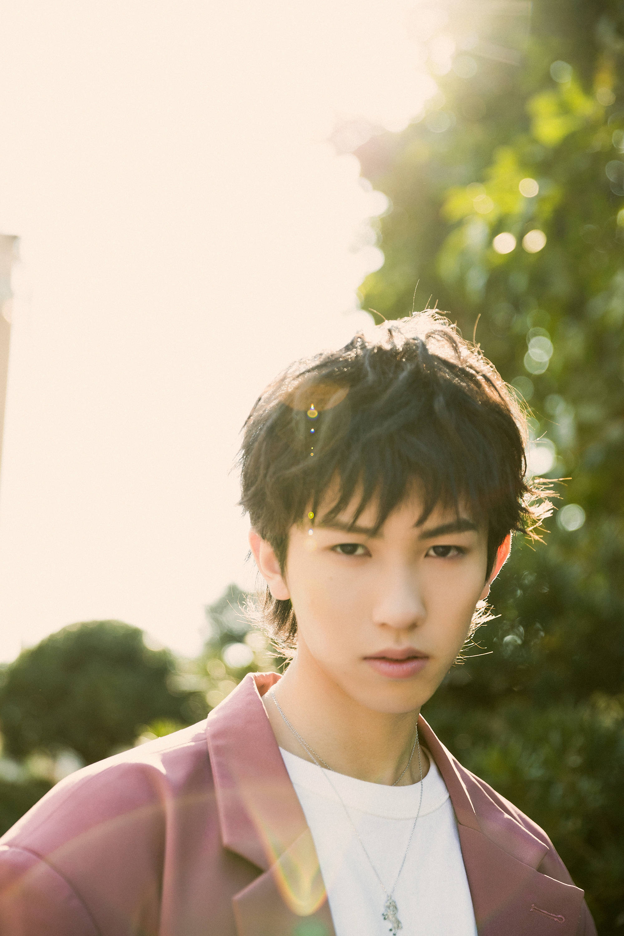 林墨发布会突然摔倒表情痛苦,经纪公司却否认其受伤!这是怎么回事?