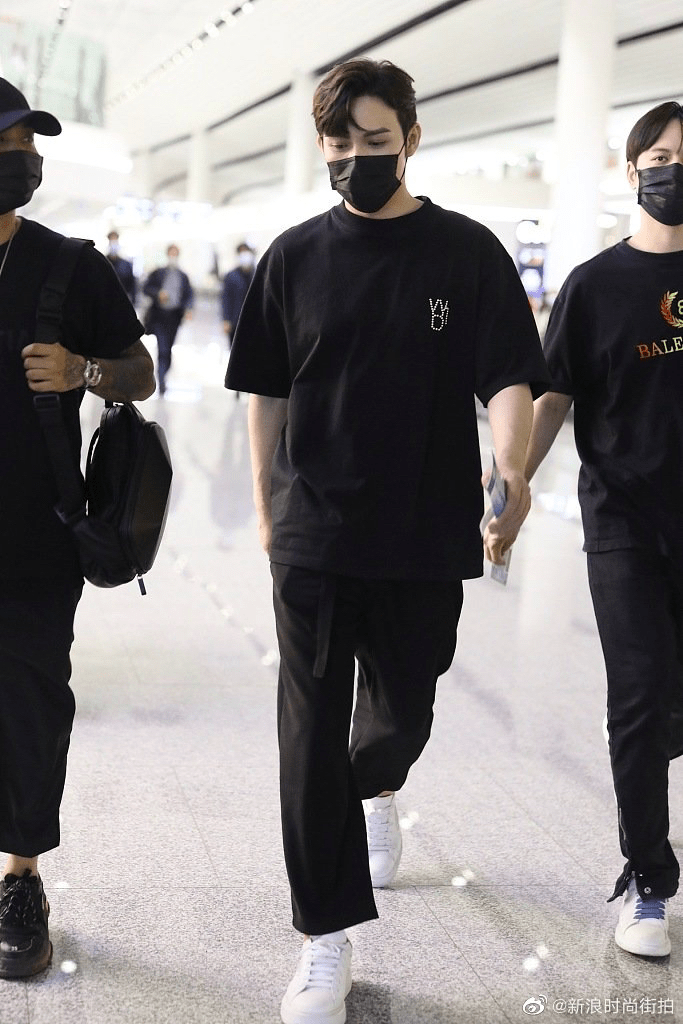 男明星最新机场穿搭,龚俊最简单大方,马天宇腿又细又白太优越了