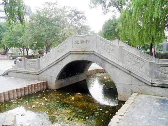 北新桥四合院月照春庭清光满风吹水榭一院花