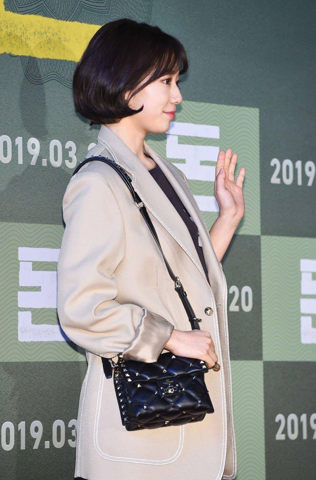 我们来看一下朴信惠的穿搭,只见她上身穿了一件奶茶色西装,大众休闲的